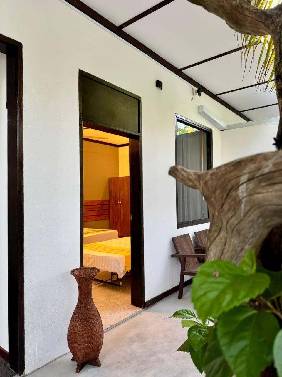 Seascape Retreats Dhigurah Hotel ดิห์กูราห์ ภายนอก รูปภาพ